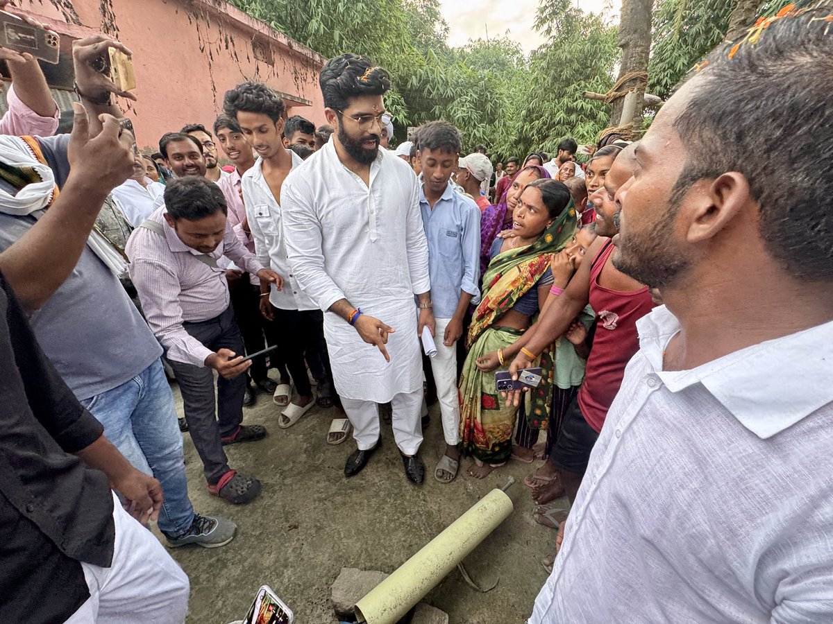 princerajpaswan's tweet photo. वैशाली जिले के हाजीपुर लोकसभा अंतर्गत महुआ प्रखण्ड के कन्हौली पंचायत के कुतुबपुर ग्राम के दलित टोला में दलित चौपाल लगाकर जनसंपर्क किए । बिहार की थकी एवं बेसुध सरकार ने 200 घरों की आबादी को सड़क, शिक्षा एवं स्वास्थ्य जैसी मूलभूत सुविधाओं से वंचित कर रखा हैं । https://t.co/VZfY9QY10M