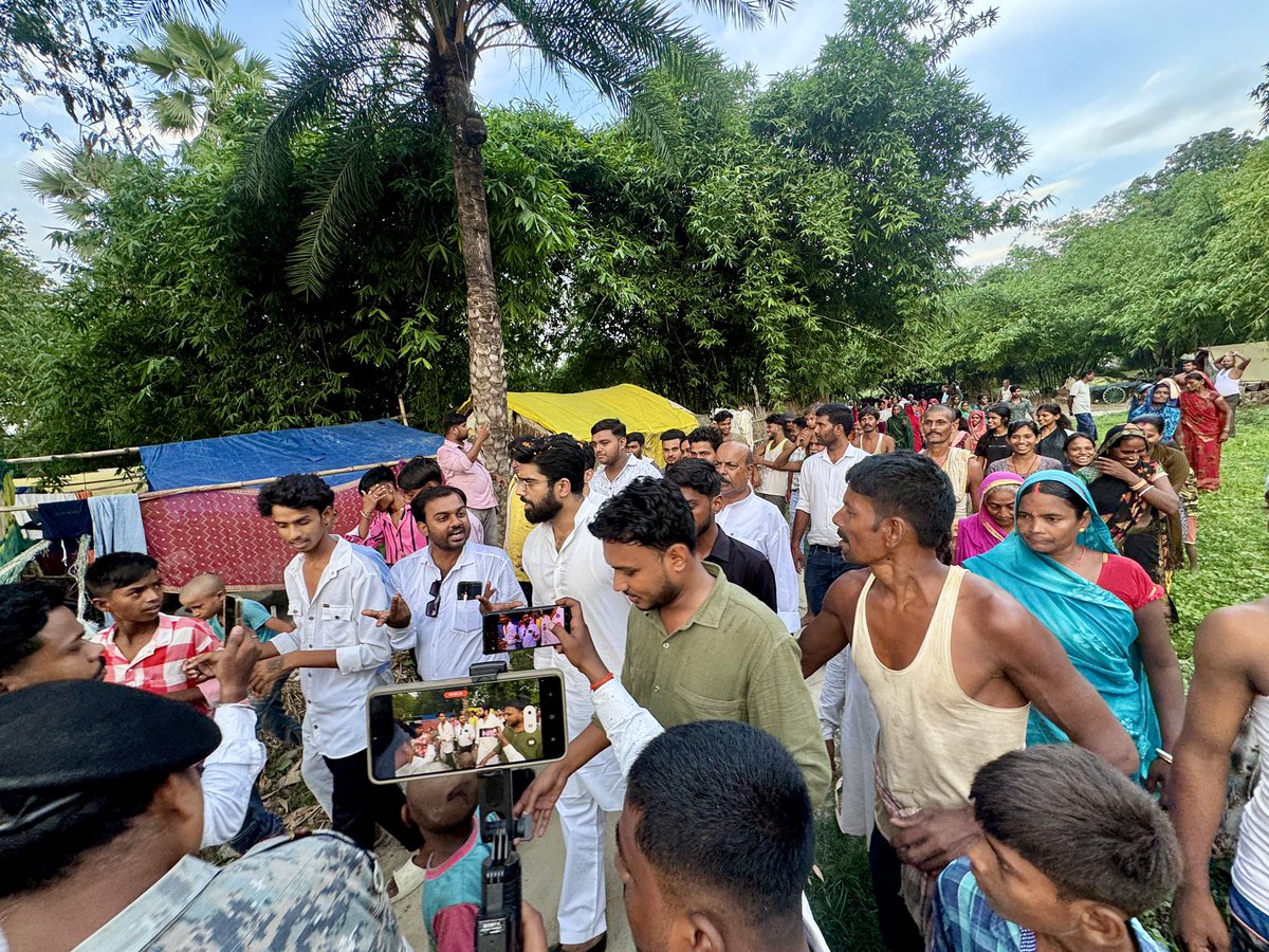 princerajpaswan's tweet photo. वैशाली जिले के हाजीपुर लोकसभा अंतर्गत महुआ प्रखण्ड के कन्हौली पंचायत के कुतुबपुर ग्राम के दलित टोला में दलित चौपाल लगाकर जनसंपर्क किए । बिहार की थकी एवं बेसुध सरकार ने 200 घरों की आबादी को सड़क, शिक्षा एवं स्वास्थ्य जैसी मूलभूत सुविधाओं से वंचित कर रखा हैं । https://t.co/VZfY9QY10M