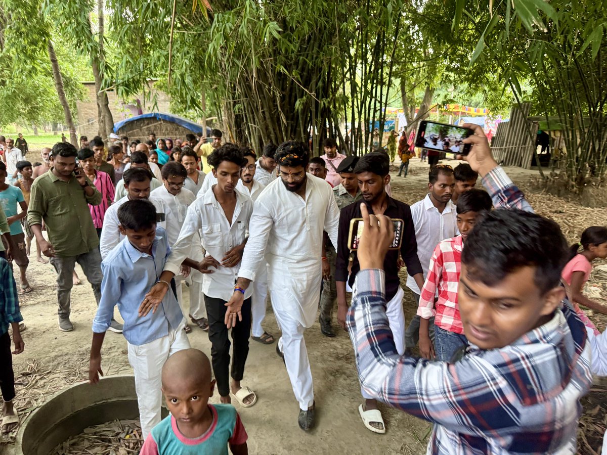 princerajpaswan's tweet photo. वैशाली जिले के हाजीपुर लोकसभा अंतर्गत महुआ प्रखण्ड के कन्हौली पंचायत के कुतुबपुर ग्राम के दलित टोला में दलित चौपाल लगाकर जनसंपर्क किए । बिहार की थकी एवं बेसुध सरकार ने 200 घरों की आबादी को सड़क, शिक्षा एवं स्वास्थ्य जैसी मूलभूत सुविधाओं से वंचित कर रखा हैं । https://t.co/VZfY9QY10M