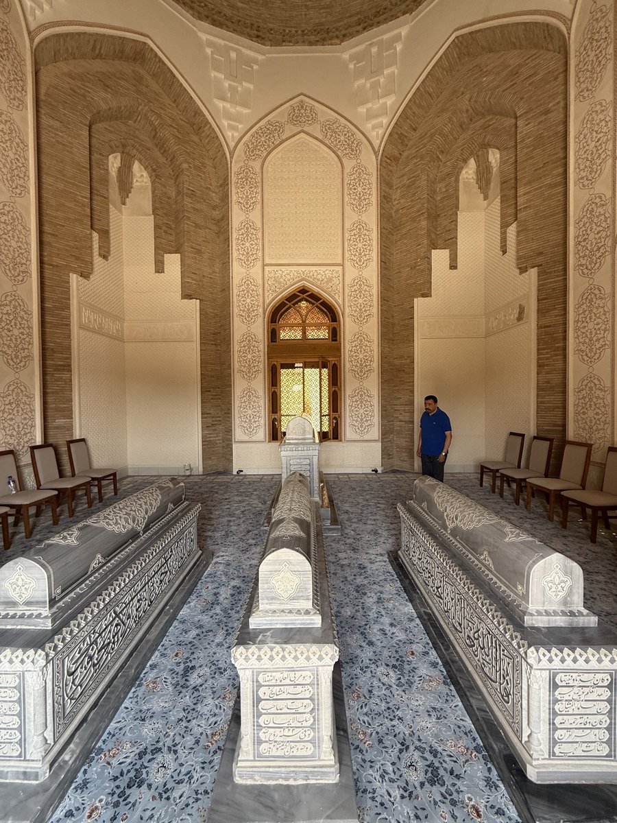 saffetkose's tweet photo. Ebû Hafs el-Kebîr (ö. 217/832) ve büyük bir fakih olan oğlu Ebû Hafs es-Sağîr’in Buhara’daki türbesi. Imam Azam’ın talebesi Şeybânî’nin öğrencisi olan Ebû Hafs el-Kebîr “İslâm’ın kubbesi” adını almış, ilmin bu şehirde yerleşmesini sağlamış, mezhebin birikimini bölgeye taşımıştır. https://t.co/9QsjwRAmr2