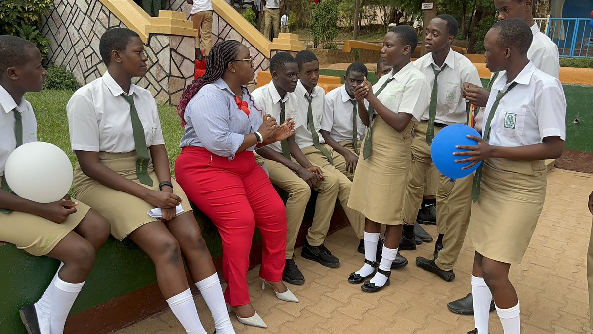 AAssimwe's tweet photo. @usmissionuganda @katochrysestom @joatukunda @PeshPoni @Bowomugisha1 @USAlumniUganda @MWFAlumniUganda @WashFellowship @AWLNetwork @awln_YoungWomen @Naayosuwa @aidahbuk I also shared my @WashFellowship journey under Civic Engagement Track at @PresPrecinct &amp;my son’s Education USA @usmissionuganda Center experience during his S.4 vacation, encouraging students to enroll after UCE. Their passion to learn &amp;serve was truly inspiring! @katochrysestom https://t.co/c370lYMCdo