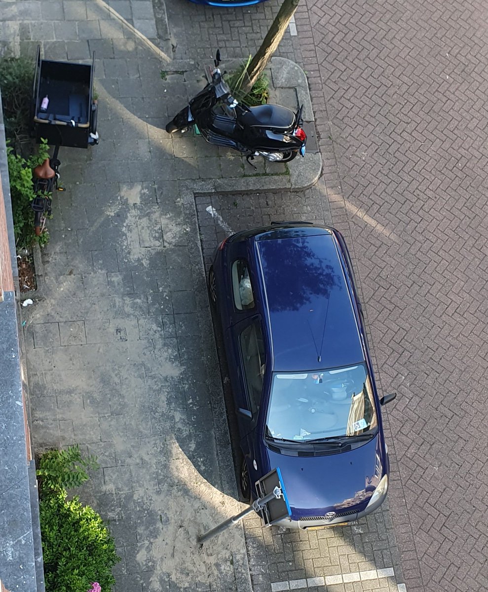 Yes gelukt mijn gehandicatenparkeerpaal is voorin het vak geplaatst ipv achterin.
Nu heeft iedereen de ruimte.
Fiets, bakfiets, scooter en ik kan ook nog mijn rolator in en uitladen #blijmee  <a href="/rotterdam/">Gemeente Rotterdam</a> <a href="/Stadsbeheer010/">Stadsbeheer010</a>  iedereen kan weer normaal gebruik maken van de buitenruimte.