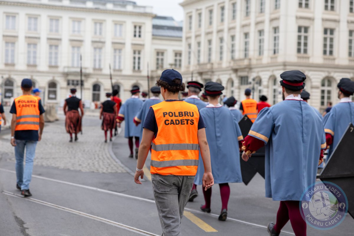 (NL👇) Comme chaque année, notre zone de police est au cœur des festivités de l’#Ommegang à #Bruxelles 🐴🚩🎉
🔹 À côté des costumes médiévaux et du public en fête, vous trouverez aussi nos collègues, présents pour veiller à la sécurité et à la réussite de ce magnifique événement