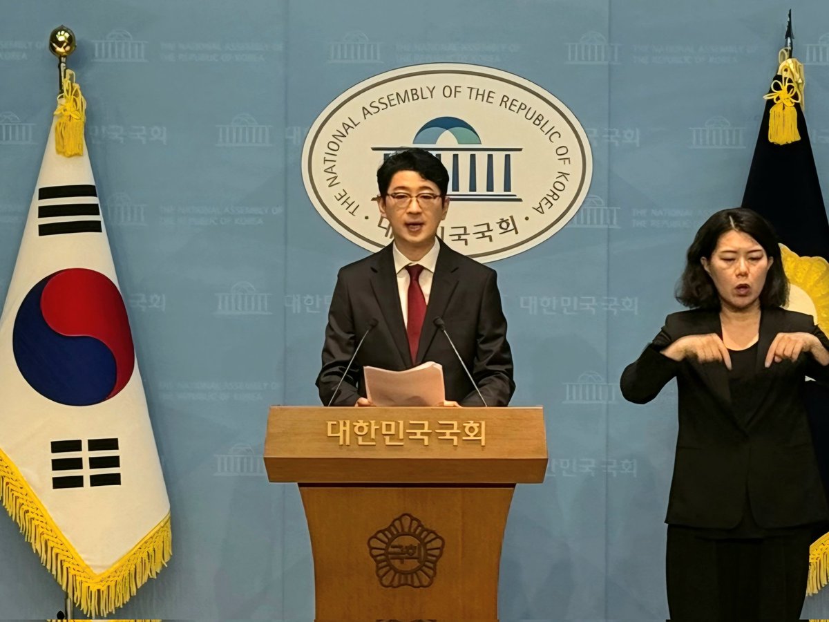 [중국인을 포함한 외국인 부동산투기차단법 발의]
 
더 이상 부동산 시장을 중국인의 노름판으로 방치해서는 안 된다.
 
이재명 정부는 무주택자 LTV 축소, 주담대 6억 원 제한 등 급격한 부동산 수요 억제책을 냈다. 무주택자와 청년들의 내 집 마련에 제동이 걸렸다. 부동산 거래량이 급감한 가운데,