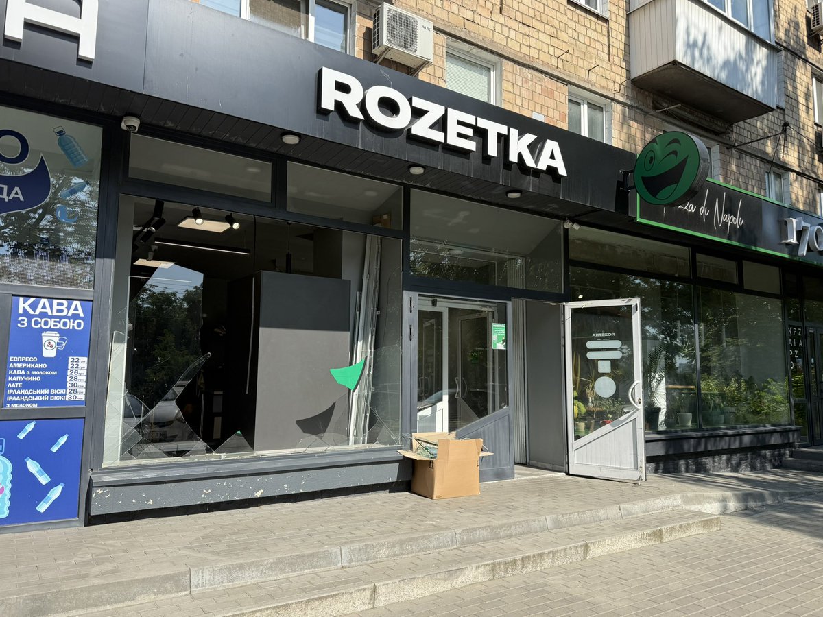IamKrus's tweet image. Ранок на Соломʼянці. Під будинком на відрадному ROZETKA без вікон, вікон ще немає, а посилку я вже там забрав.
Така от неймовірна супер сила наших бізнесів.
Доречі, кожен раз звертаю увагу що після прильотів - відкриті магазини, пошти без вікон, але жодних випадків мародерства.