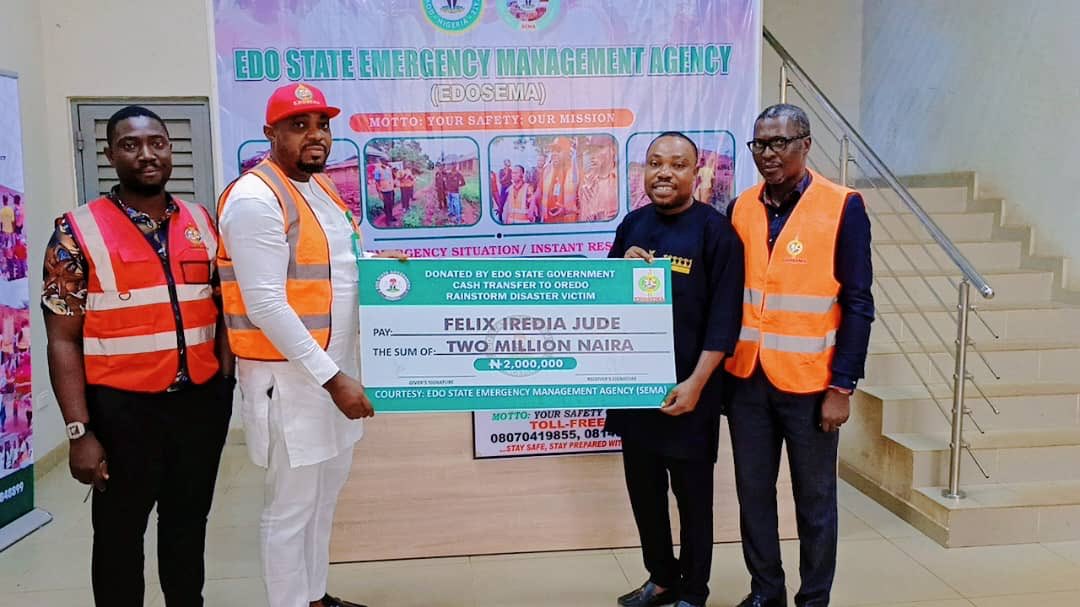 The Edo State Government in fulfillment of its commitment to the well-being of its citizens has presented the sum of N2 million as support to Mr. Felix Jude Iredia, a victim of the severe rainstorm which struck Benin City on 20th February, 2025.
Read more…facebook.com/share/1AbJ4btT…