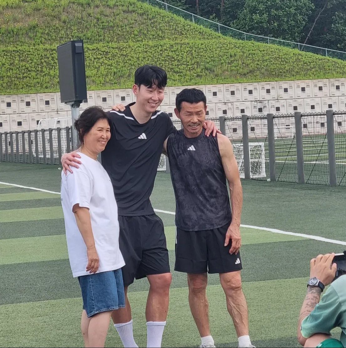 with his parents ahhhh 🤍🤍