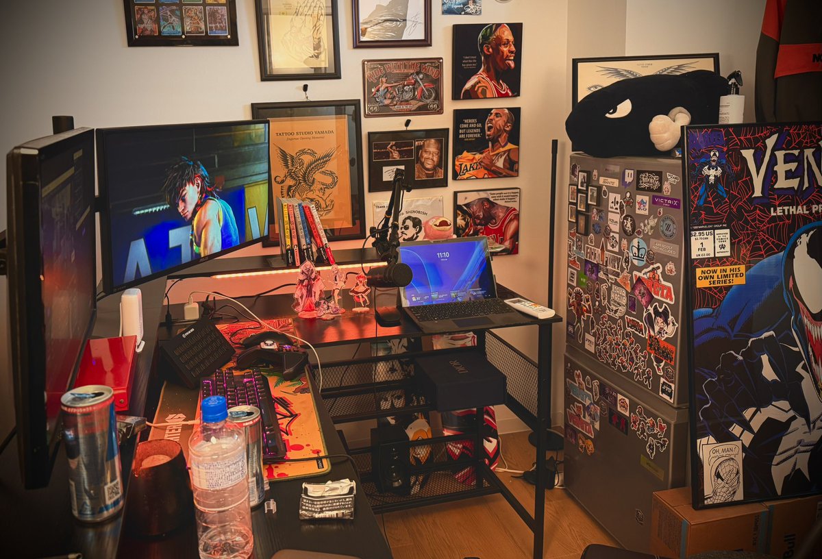 新居の配信部屋です！！！良すぎる！！！！
こっからどんどん好きな物で埋め尽くして行きたい🥰