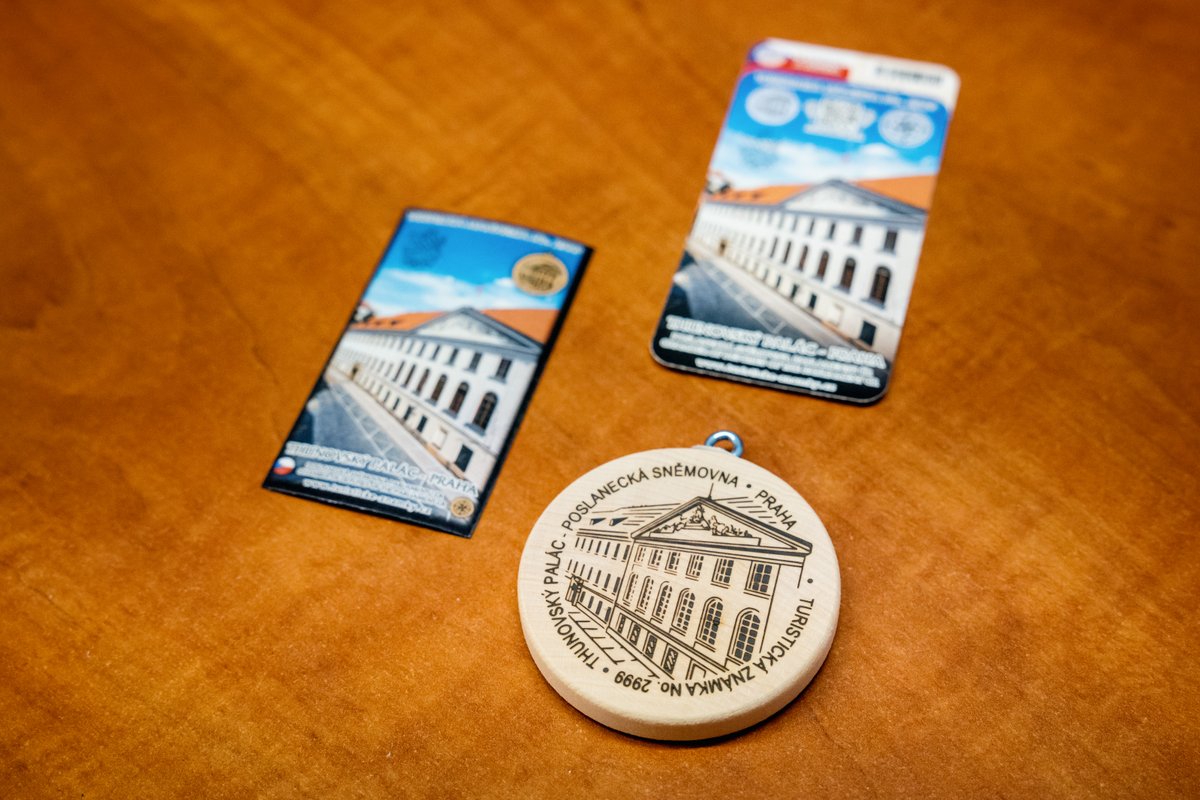 Máte už novou turistickou známku s motivem Poslanecké sněmovny? Thunovský palác je jedním ze symbolů českého sněmovnictví již více než 150 let. Známka je k dostání v informačním středisku Poslanecké sněmovny.