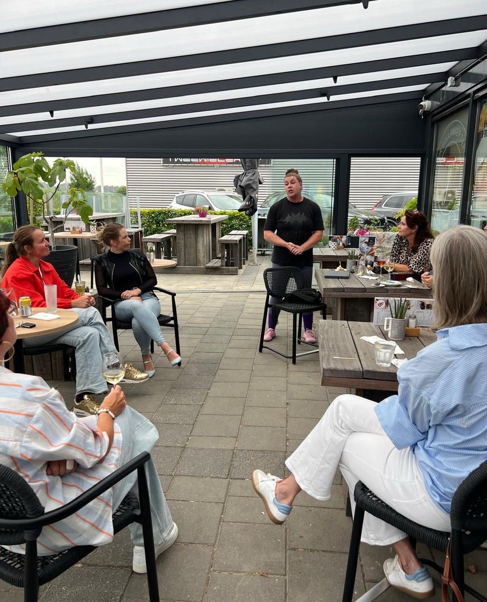 Kracht, inspiratie en verbinding bij VIZI! 💪🌿

Op donderdag 26 juni kwamen de vrouwen van VIZI (Vrouwen In Zaken) samen op het sfeervol vernieuwde terras van Delifrance Lelystad. Een inspirerende middag vol verbinding, ambitie en krachtige verhalen.
