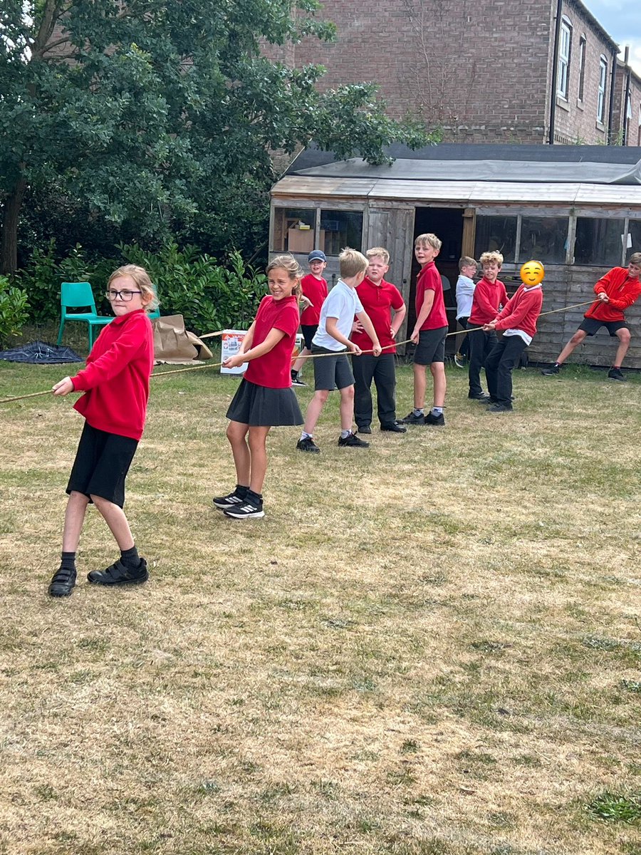 NorthDuffieldSc's tweet image. A bit of rope plus a couple of old pupils returning for work experience equals endless fun at lunchtime. Whole school tug-of-war! @OPAL_CIC #ItAllStartsWithPlay
