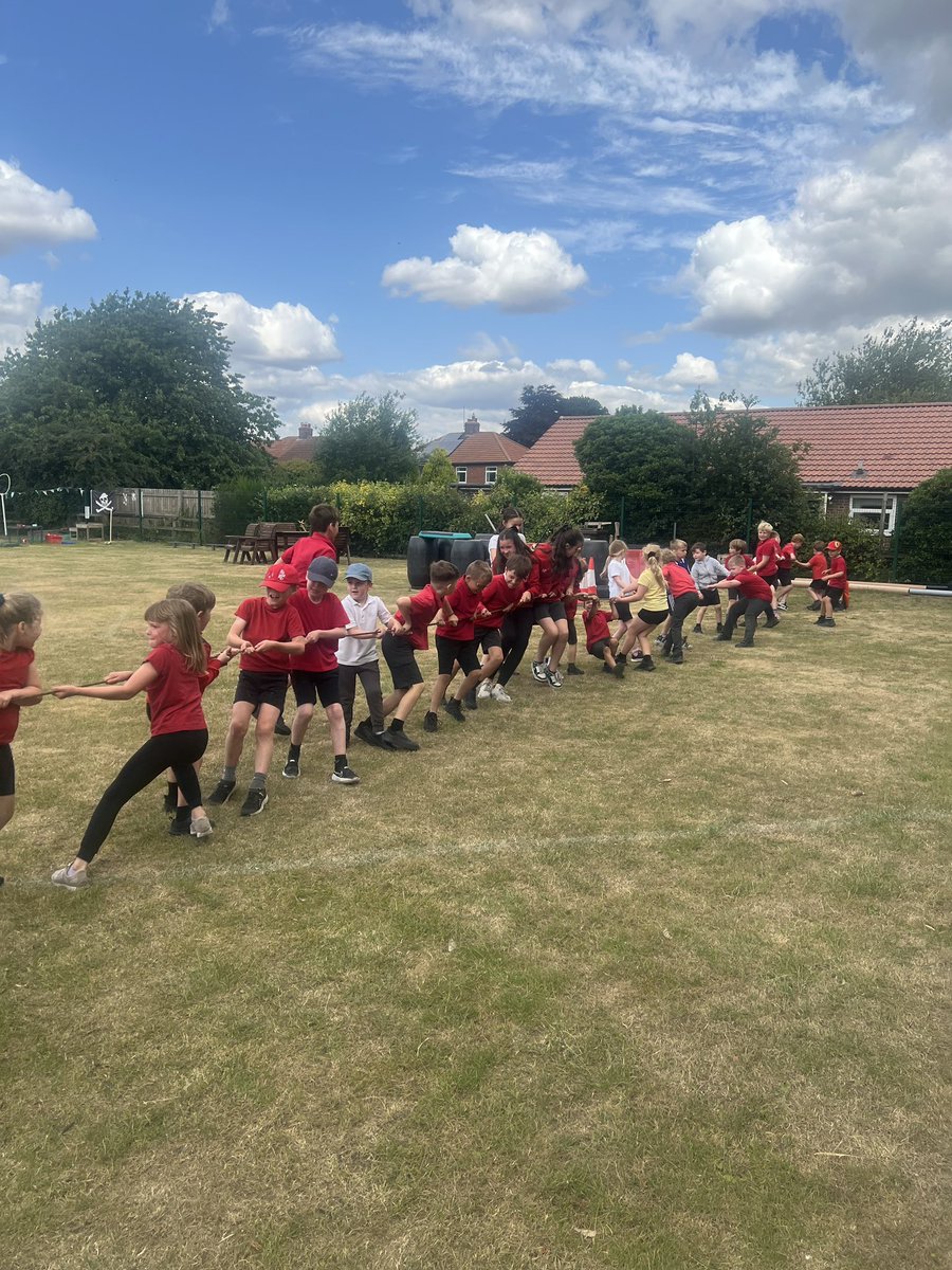 NorthDuffieldSc's tweet image. A bit of rope plus a couple of old pupils returning for work experience equals endless fun at lunchtime. Whole school tug-of-war! @OPAL_CIC #ItAllStartsWithPlay