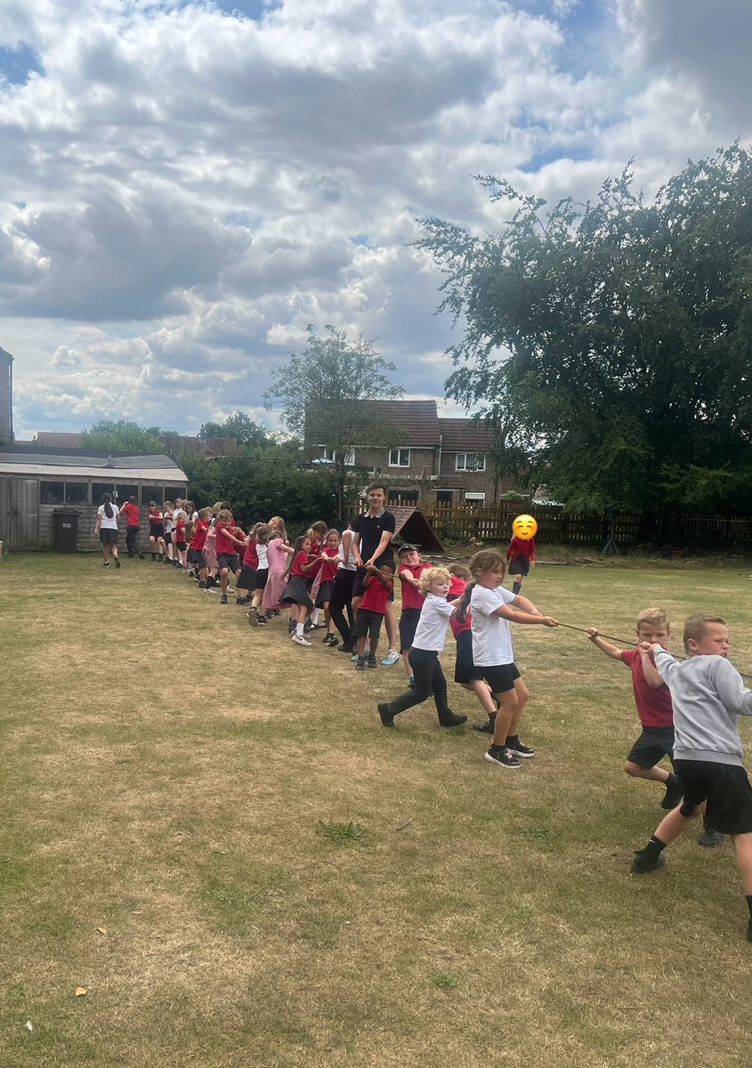 NorthDuffieldSc's tweet image. A bit of rope plus a couple of old pupils returning for work experience equals endless fun at lunchtime. Whole school tug-of-war! @OPAL_CIC #ItAllStartsWithPlay