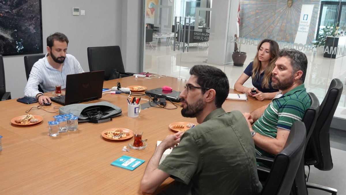 MOBursaSubesi's tweet photo. Yıldırım Belediyesi ile gerçekleştirdiğimiz Yeşil Külliyesi ve Çevresi Ulusal Kentsel Tasarım yarışmasının raportörleri Faruk Özgökçe, Ahmet Saim Kılınç, Furkan Yazıcıoğlu, Caner Zıvlak, Aysu Derman ve Melih Aras, mevcut verileri derlemek ve eksikleri raporlamak üzere 1 Temmuz 2025' te biraraya geldiler.

#mimarlarodasıbursaşubesi #toplantı #yarışma #yeşil @MimarlarOdasi_T @YildirimBld  @TMMOB1954