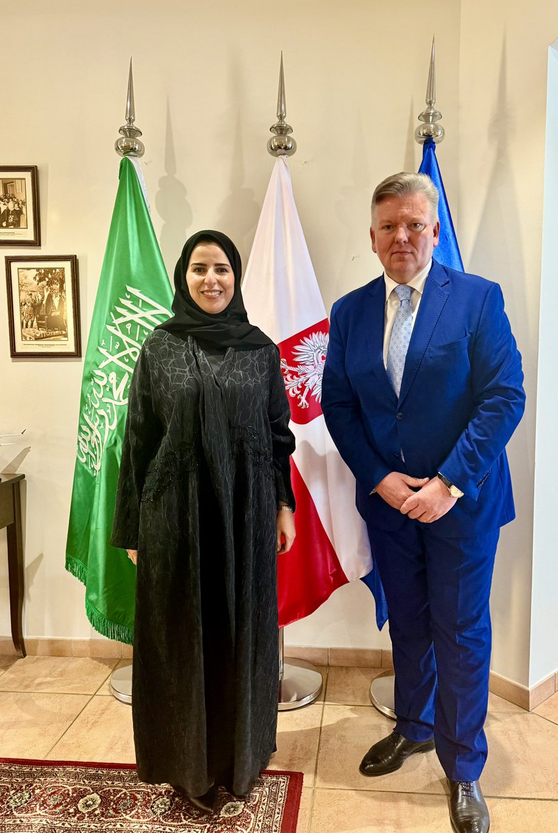 RobertRostek's tweet photo. Welcome to Poland 
New Ambassador of the #Kingdom_of_Saudi_Arabia to #Poland 
Her Excellency @AlshahwanEnass 

🇵🇱🤝🇸🇦

مرحبا بكم في بولندا 
سفير #المملكة_العربية_السعودية الجديد لدى #بولندا 
سعادة @AlshahwanEnass https://t.co/aZnQjI9DmK