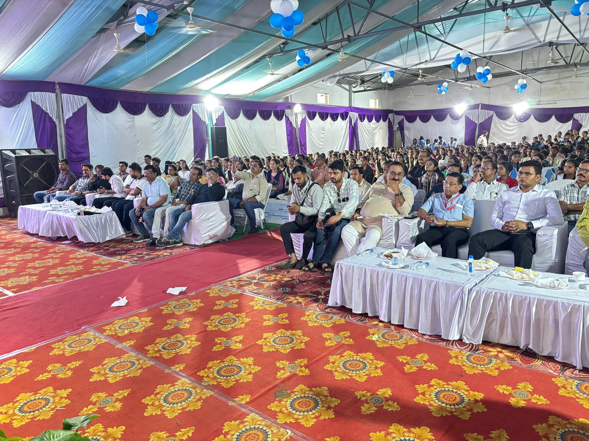 वन परिसर रायसेन में प्रतिभाशाली विद्यार्थी प्रोत्साहन योजना अंतर्गत मेधावी विद्यार्थियों के लैपटॉप वितरण कार्यक्रम में सहभागिता की ।
 कार्यक्रम में प्रभारी मंत्री श्री नारायण सिंह पवार जी, सांची विधायक डॉ प्रभुराम चौधरी जी, जिला अध्यक्ष श्री राकेश शर्मा जी, स्थानीयजन उपस्थित रहे।