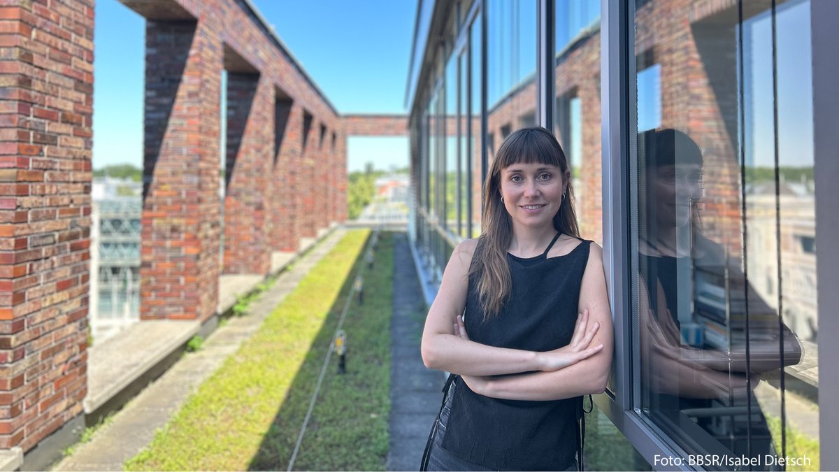 🌡️„Hitzeschutz ist machbar, wenn wir anfangen umzudenken." 
Interview mit Architektin Svenja Binz über Hitzeschutz in  Städten, die Rolle der Architektur und warum es nicht an Wissen, sondern  an Umsetzung mangelt. 
👉bbsr.bund.de/BBSR/DE/starts… #Hitze