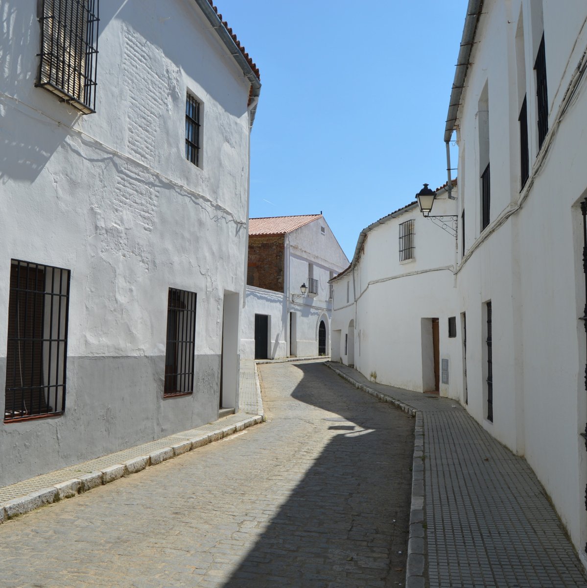 ☀️ Las calles tranquilas del verano en los pueblos de Extremadura nos recuerdan que el ritmo pausado también es riqueza.
Desde aquí, os deseo un verano lleno de luz, descanso y buenos encuentros.
¡Nos reencontramos pronto, con energías renovadas! 💛