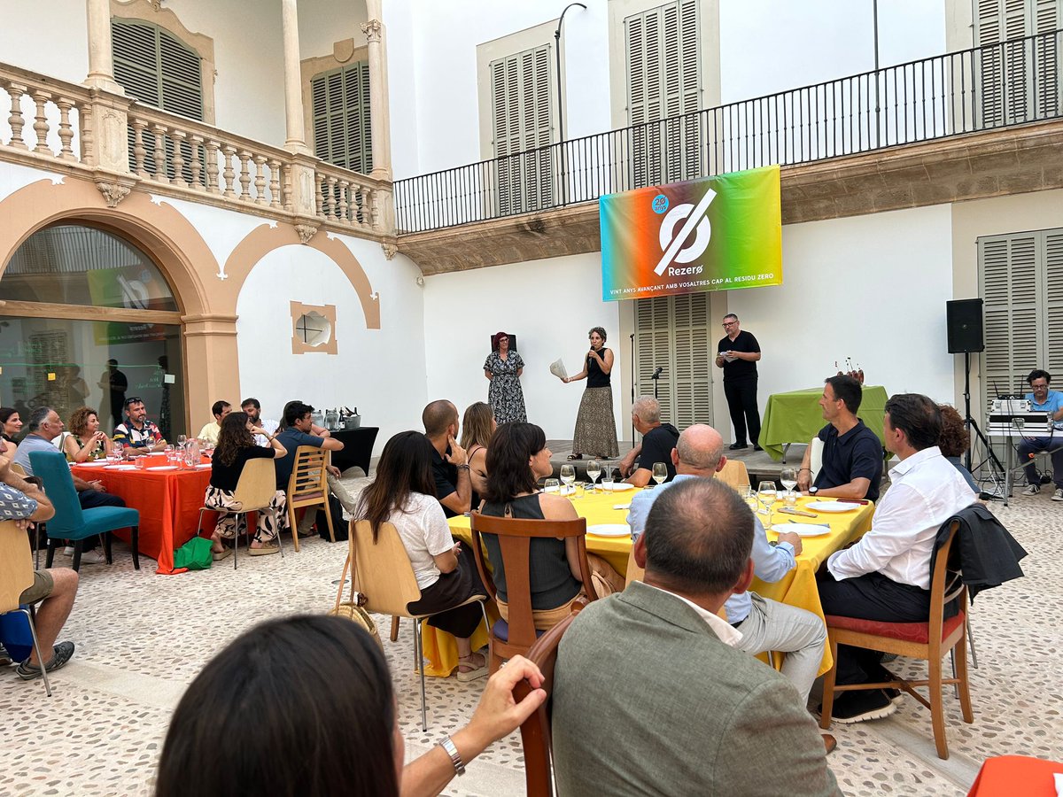 Hospital de Manacor (@hmanacor) on Twitter photo <a href="/HManacor/">Hospital de Manacor</a> ha rebut el Premi Rezero Balears 2025 per la seva aposta pel residu zero en la gestió sanitària.
Gràcies @RezeroBalears per reconèixer el nostre compromís amb la salut i el medi ambient! 🌿♻️
#ResiduZero #SalutSostenible #PremisRezero <a href="/HManacor/">Hospital de Manacor</a> ha rebut el Premi Rezero Balears 2025 per la seva aposta pel residu zero en la gestió sanitària.
Gràcies @RezeroBalears per reconèixer el nostre compromís amb la salut i el medi ambient! 🌿♻️
#ResiduZero #SalutSostenible #PremisRezero