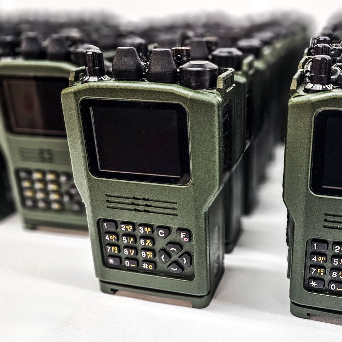 WBGroup_PL's tweet image. "Grupa WB poinformowała o przekazaniu Siłom Zbrojnym RP pierwszej partii radiostacji definiowanych programowo #COMPAN-Z, opracowanych i wyprodukowanych w spółce #Radmor. Po radiostacji #PERAD opracowywanej przez @WBGroup_PL w ramach programu #Tytan, COMP@N-Z to drugi system