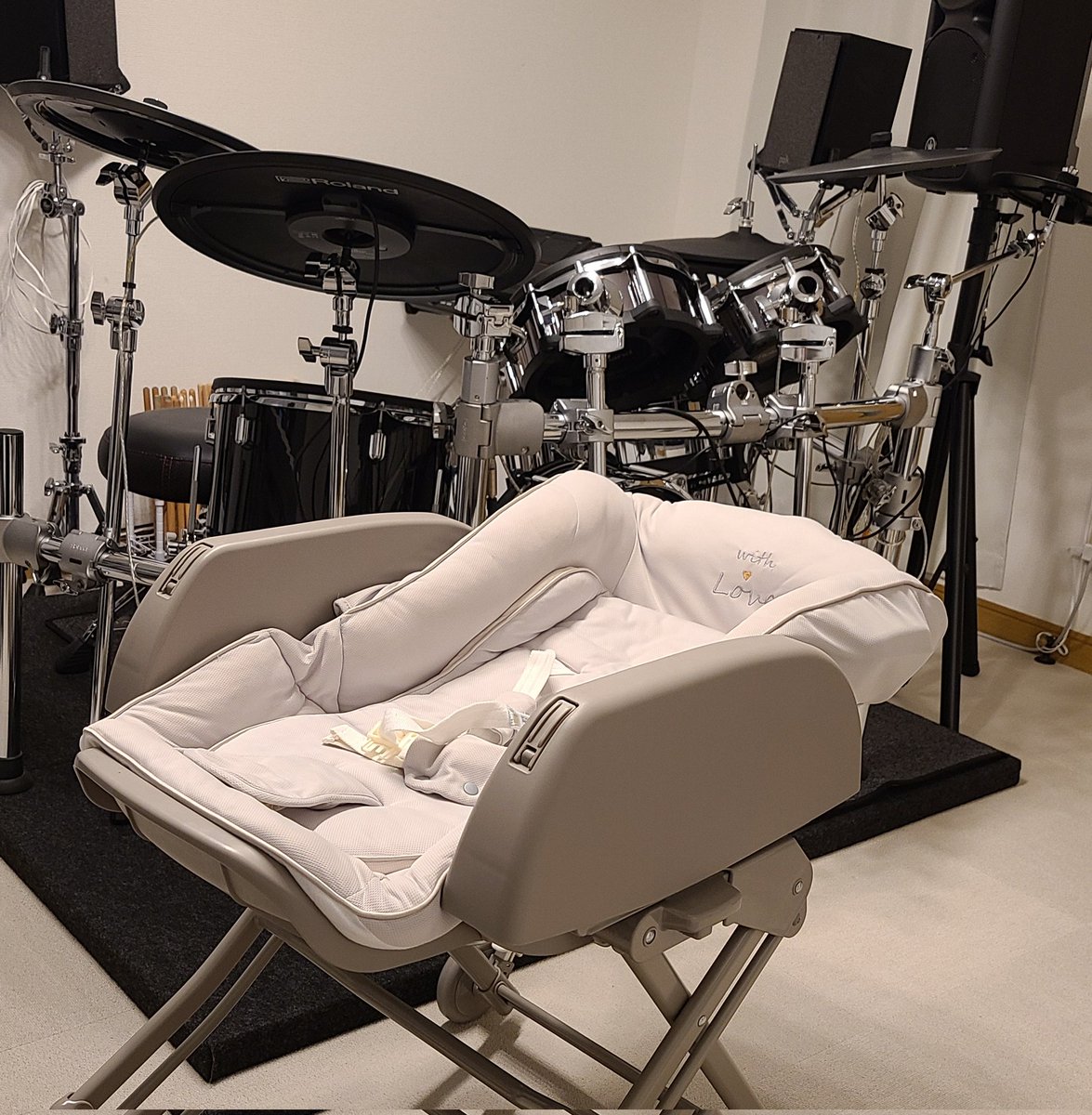 yo_drums's tweet photo. 赤ちゃん連れてきてくれる生徒さんがいて、癒しがすごい👶✨ https://t.co/ijmwePQxPi