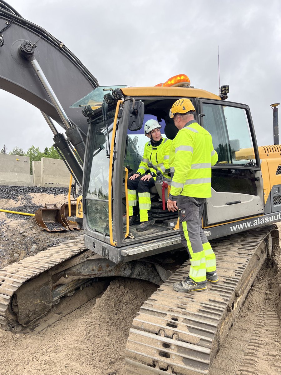Ministerivierailu jatkui tänään tutustumisella tiemerkintäkalustoon ja Kiimingin alikulkutyömaalle. Antoisaa ja käytännönläheistä keskustelua ajankohtaisista liikenneaiheista. ⁦<a href="/LuluRanne/">Lulu Ranne</a>⁩ ⁦<a href="/lvmfi/">LVM</a>⁩ ⁦<a href="/vaylafi/">Väylävirasto</a>⁩ ⁦<a href="/Lapin_ELY/">Lapin ELY-keskus</a>⁩ ⁦<a href="/POPELYkeskus/">PohjoisPohjanmaanELY</a>⁩ ⁦⁦