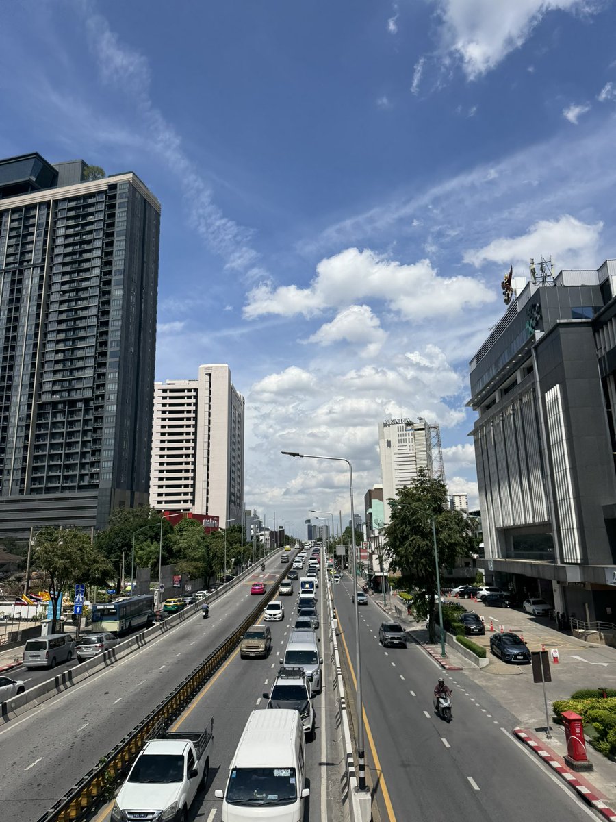 KulSrm's tweet photo. 💙สวัสดีบ่ายสองท้องฟ้ามหานครถนนศรีอยุธยาจากแยกราชปรารภมุ่งตรงสู่ข้ามแยกพญาไทรถแน่นเพื่อเลี้ยวซ้ายไปราชเทวี กลับกันจากข้ามแยกพญาไทขึ้นถนนจตุรทิศรถเคลื่อนตัวได้ดี #traffic #cloudy #bluesky #sunshine #ilovebangkok #sayhifriday @js100radio @MrVop https://t.co/kTlKP5IUxW