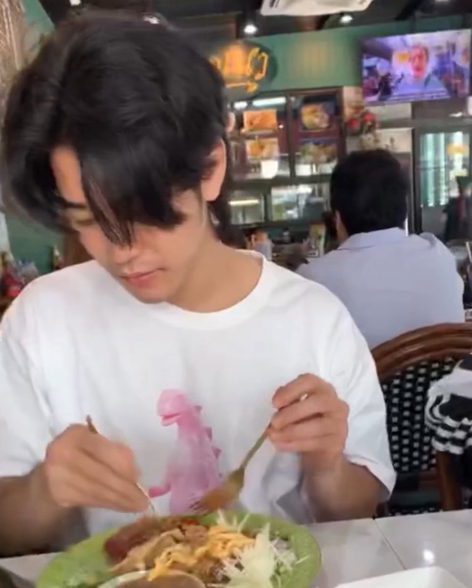 อีกคนอมข้าว อีกคนเขี่ยข้าว เหมาะมากต้องเจอกันสักมื้อ