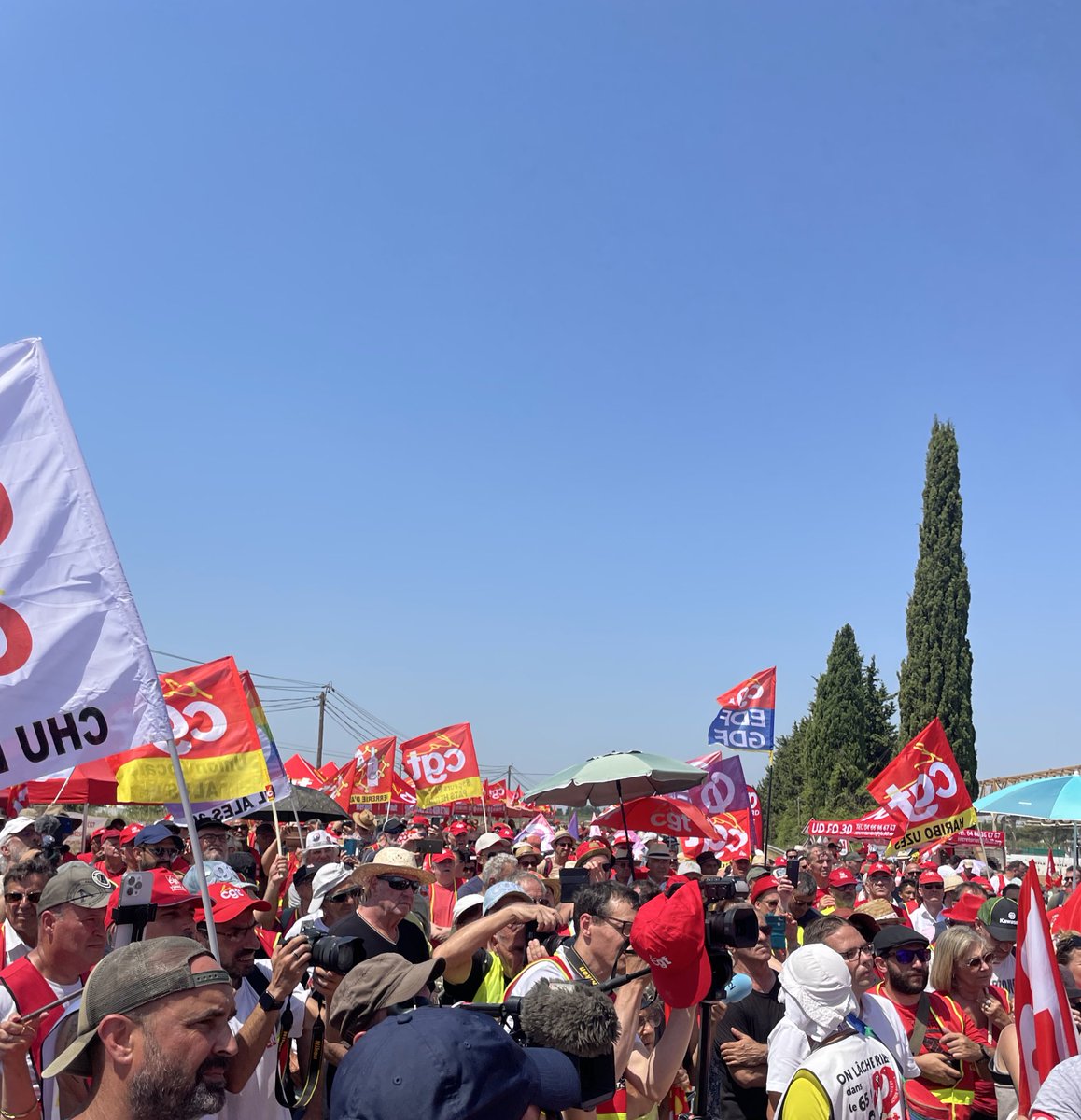 BinetSophie's tweet image. 3000 personnes hier à Vergeze pour soutenir les salarié•es qui fabriquent les bouteilles de Perrier.
Un projet de reprise solide existe, alors Owens Illinois et Nestlé, il faut des engagements clairs pour sauver les 164 emplois.
Vergeze vivra, le combat continue !