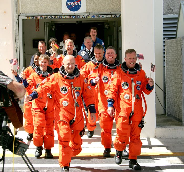 billmeco's tweet image. OTD July 4 19 years ago #SpaceShuttle #Discovery #STS121 #ov103 #ksc launched to the #ISS wghartenstein.com