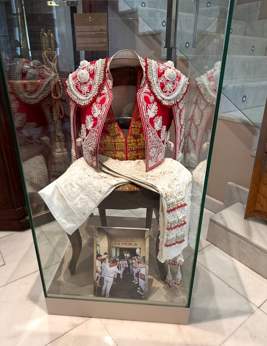 El terno que estrenó Morante de la Puebla en Pamplona hace pocos años, y que se puede ver expuesto en el hotel La Perla. ¿Con qué nos sorprenderá este año?