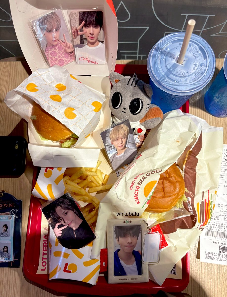 whitubatu's tweet photo. TXT WITH LOTTERIA 🍔🍟
#LetsEatTogetherTXT
#TOMORROW_X_TOGETHER 
#lotteria #롯데리아 https://t.co/BiHmflSnPK