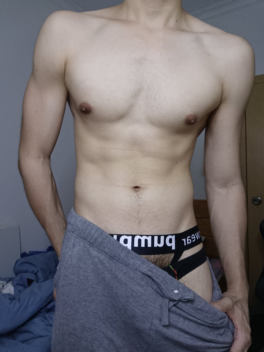 新内裤1
还有什么有趣的姿势评论区告诉我下次拍 #肌肉男大 #内裤少年 #擦边男
点赞关注➕转发🈶小福利哦（私信获取）