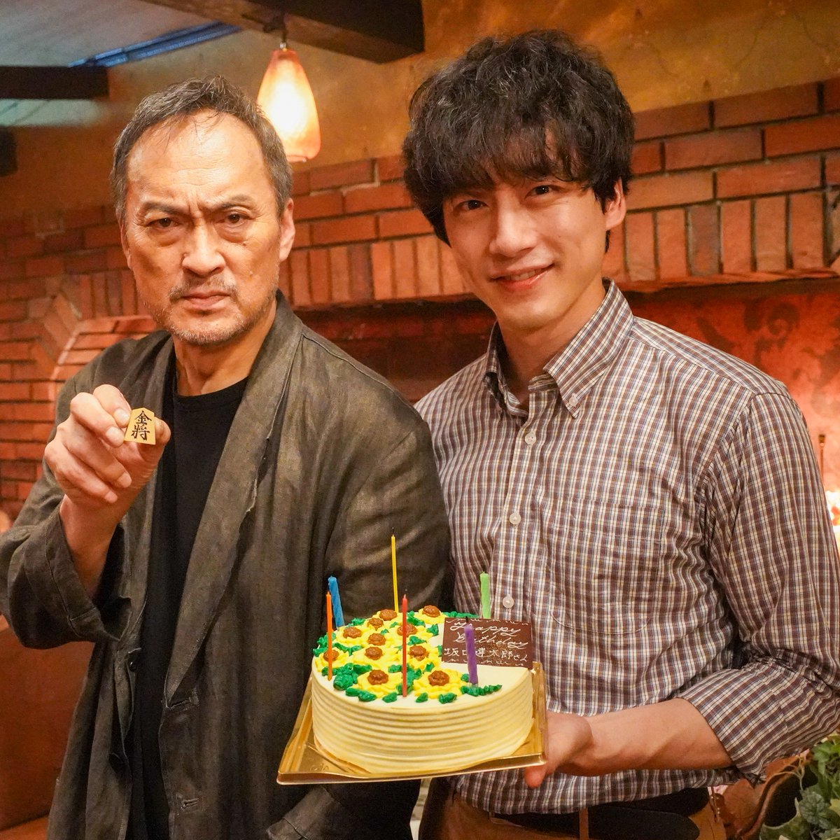 banjyo_movie's tweet photo. ¸¸✧･ﾟ•.𝐇𝐀𝐏𝐏𝐘 𝐁𝐈𝐑𝐓𝐇𝐃𝐀𝐘+:｡:✧

本日7月11日は、主人公の天才棋士・上条桂介役 #坂口健太郎 さんのお誕生日🎉
おめでとうございます！

去年の誕生日、撮影がちょうど一緒だった #渡辺謙 さんと📸
ぜひ 「🌻」をリプして、一緒にお祝いしまし���う！

#映画盤上の向日葵 10/31公開🎬 https://t.co/qHdMa072dj