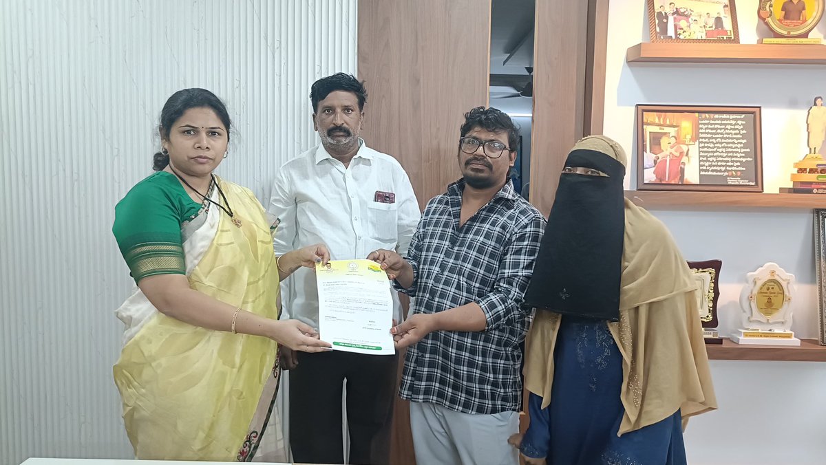 bhuma_akhila's tweet photo. ఆళ్లగడ్డ నియోజకవర్గంలో పలు ఆరోగ్య కారణాలతో ఆర్ధికంగా దెబ్బతిన్న బాధిత 19 మంది కుటుంబాలకు 13,82,000 రూపాయల సీఎం రిలీఫ్ ఫండ్ చెక్కులను పంపిణీ చేసాము. ఈ సందర్భంగా చెక్కులు తీసుకున్న బాధిత కుటుంబ సభ్యులు సీఎం నారా చంద్రబాబు నాయుడు గారికి ప్రత్యేక కృతజ్ఞతలు తెలియజేశారు. #apcmrf https://t.co/S19bCMsbrx