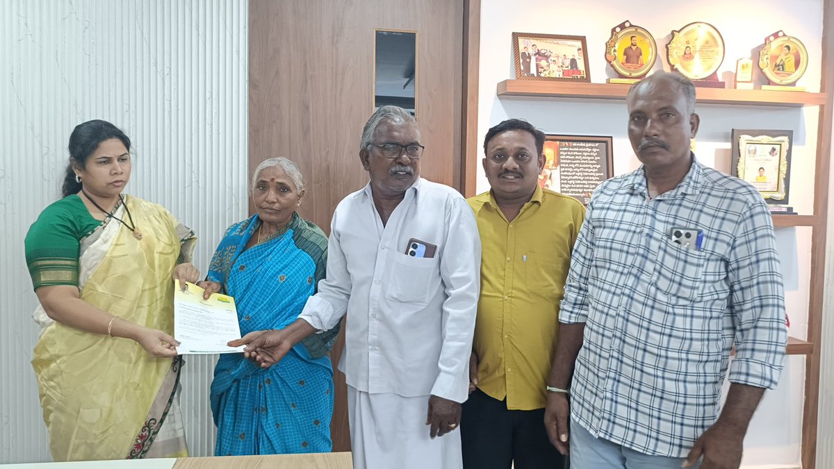 bhuma_akhila's tweet photo. ఆళ్లగడ్డ నియోజకవర్గంలో పలు ఆరోగ్య కారణాలతో ఆర్ధికంగా దెబ్బతిన్న బాధిత 19 మంది కుటుంబాలకు 13,82,000 రూపాయల సీఎం రిలీఫ్ ఫండ్ చెక్కులను పంపిణీ చేసాము. ఈ సందర్భంగా చెక్కులు తీసుకున్న బాధిత కుటుంబ సభ్యులు సీఎం నారా చంద్రబాబు నాయుడు గారికి ప్రత్యేక కృతజ్ఞతలు తెలియజేశారు. #apcmrf https://t.co/S19bCMsbrx