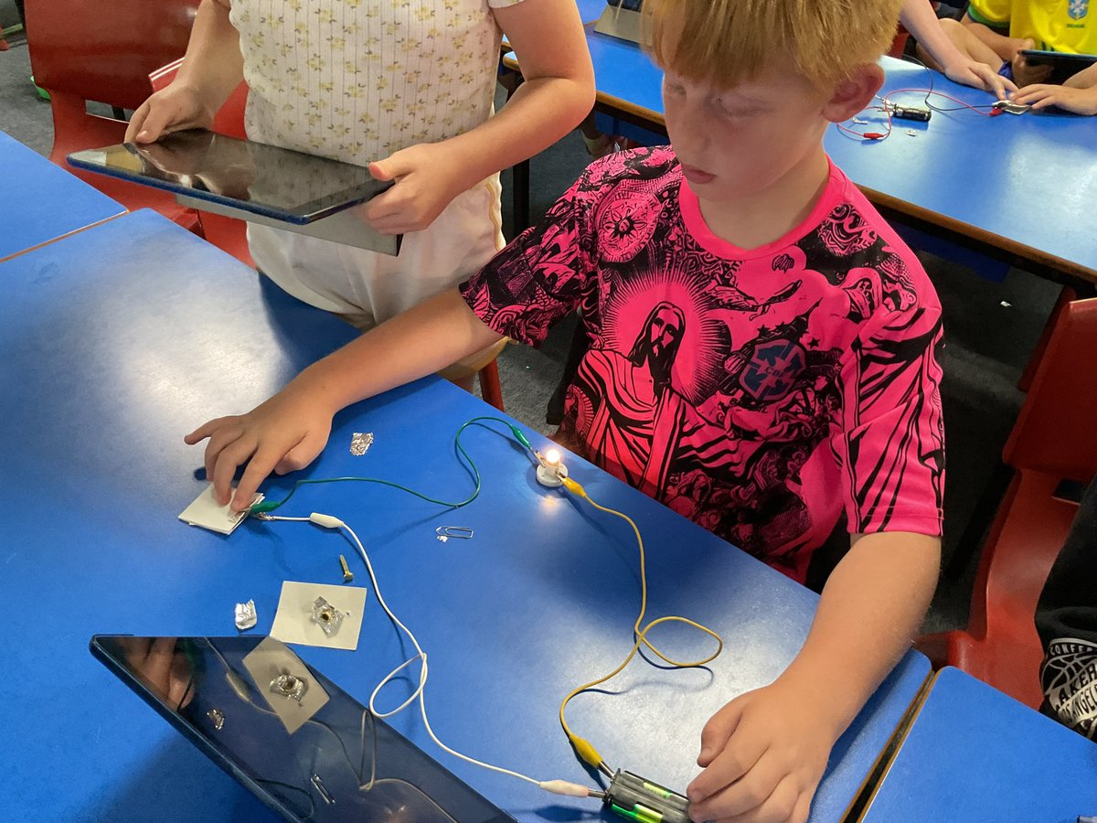 Which switch is which? 🤷‍♀️ This week we’ve made a toggle switch, a turn switch and a push to make switch and they actually worked! #pdadt #pdascience