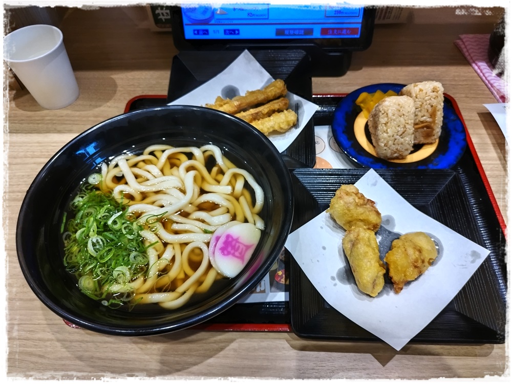 今日のランチ
#資さんうどん今福鶴見店 さん
鶏天うどん^3^ごぼ天３本・かしわにぎり👀
少し甘めのあっさりお出汁にもちもちうどん♪美味しいね😋鶏天も味付よし♪名物のごぼ天歯応え良くぉぃし～◝(⑅•ᴗ•⑅)◜♡ゴチ♪
#うどん