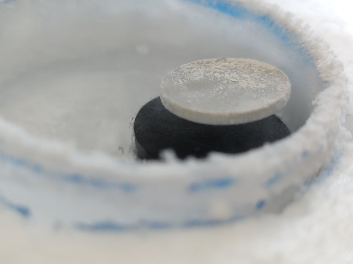 きょうの超電導。液体窒素で超伝導体を極低温に冷やして、電気抵抗がゼロになっています。マイスナー効果によって、ホラ❢　ネオジム磁石が浮いているでしょう😉　#超電導