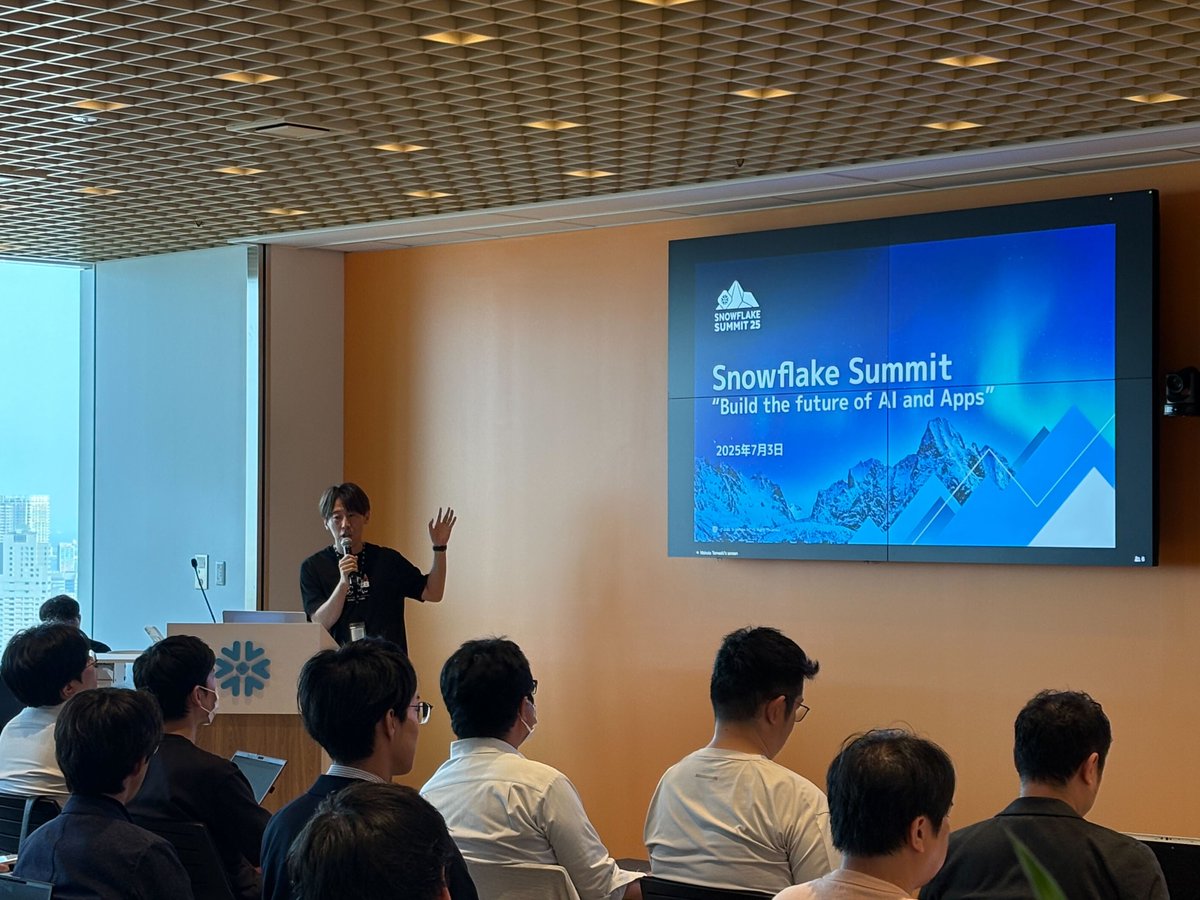 SnowflakeDB_jp's tweet image. 今日は金融ユーザー会で、Snowflake Summitで発表された内容を振り返るミートアップをやっているよ〜 

150人以上の参加者が来てくれていて、大盛り上がりだ〜 

Snowflakeの活用事例や注目技術について話すパネルディスカッションもやるよ、楽しみだね〜
