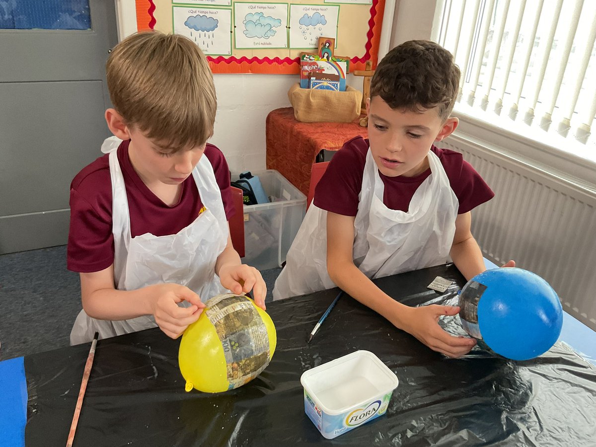 Little bit of organised chaos in year 4 this week, with 32 children papier mache-ing balloons for our #pdadt project 🤦‍♀️🤣