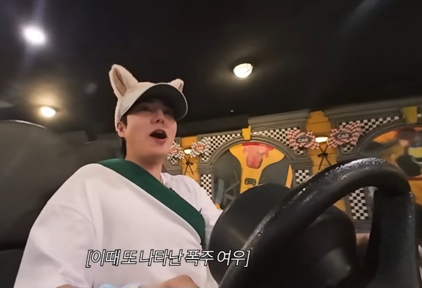 My_lovers_day's tweet image. 영현이 멤버들하고 차 탈 때 높은 확률로 오른쪽 뒷자석에 타서 범퍼카 탈 때도 자연스럽게 오른쪽 안전벨트 하는거 너무 무면허 티나고 커엽다
영현아 운전석 안전벨트는 왼쪽에 있어요