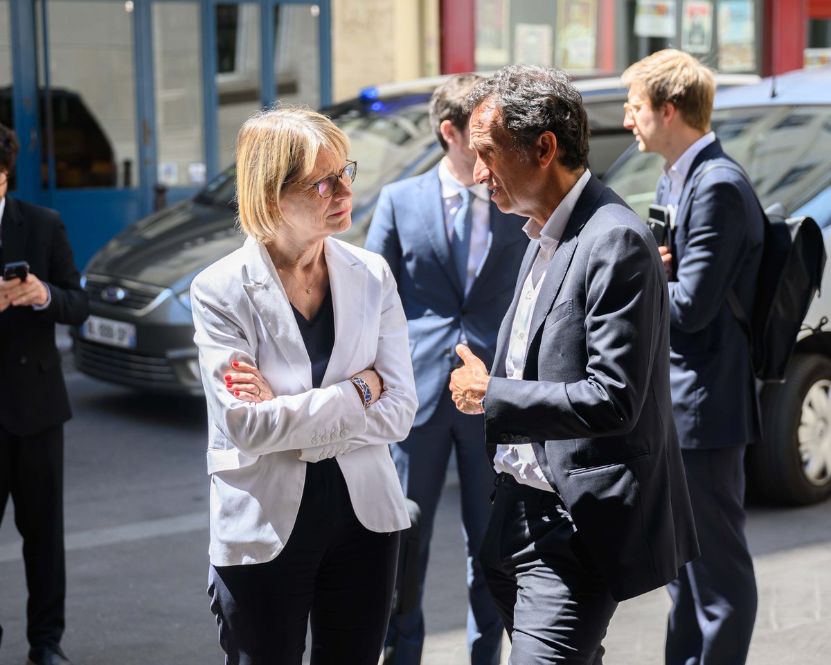 VeroLouwagie's tweet photo. 💬 « Sans compétitivité du commerce, nous perdons des emplois, nous dévitalisons nos territoires, nous devenons dépendants d’acteurs qui ne respectent pas nos valeurs. »

À l’Assemblée générale de la @FCDfrance aux côtés d'@bompard , j’ai tenu à saluer l’engagement de la grande distribution, pilier de notre économie locale et nationale.

🏪 1er employeur de nombreux territoires
🚛 Partenaire clé de l’agriculture française
🤝 Acteur de lien social et de solidarité
🛗 Un secteur où l'ascenseur social fonctionne bien
🇫🇷 Moteur de transformation : IA, durabilité, transparence

Aussi, j’ai réaffirmé un engagement clair : protéger nos commerces et garantir une concurrence loyale.

⚠️ Stop à l’impunité des plateformes frauduleuses de e-commerce : une sanction historique contre Shein vient d'être prononcée.

🇫🇷 En France : contrôles triplés, sanctions renforcées, doctrine de contrôle élargie.

🇪🇺 En Europe : déréférencement des contrevenants, réforme de l’Union douanière, coopération accrue.

Je serai toujours aux côtés de ceux qui font vivre nos villes, nos villages et notre économie.