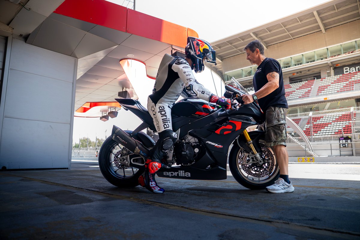 damCR's tweet photo. El campió @88jorgemartin va fer més de 60 voltes ahir al @Circuitcat_cat amb una #Aprilia de carrer, amb bones sensacions, i avui té previst rodar 2 hores més al matí. Dilluns que ve passarà nova revisió a l'hospital #Dexeus https://t.co/MBzGjGy7eO