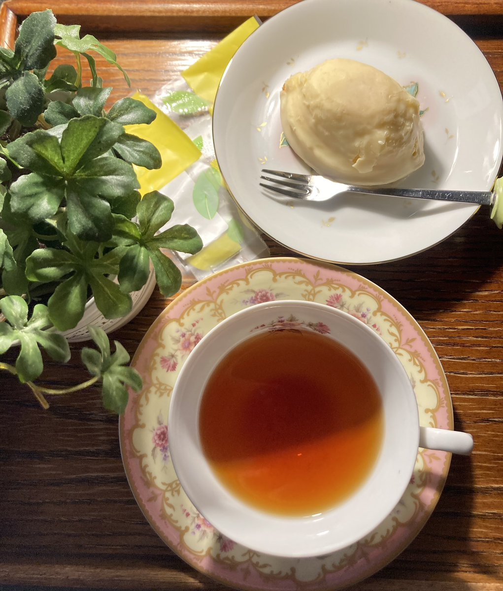 qx7dny's tweet image. #茶好連　#木漏れ日のお茶会　リュック買って非常時用の物を詰めて何が大切なんだろうと、はて？水かソーラーバッテリーか？お茶は？今日はLUPICIAのカシスブルーベリー、チョココーティングのレモンケーキ☺️明日も食べたいな　平和なお茶の時間って大切ですね