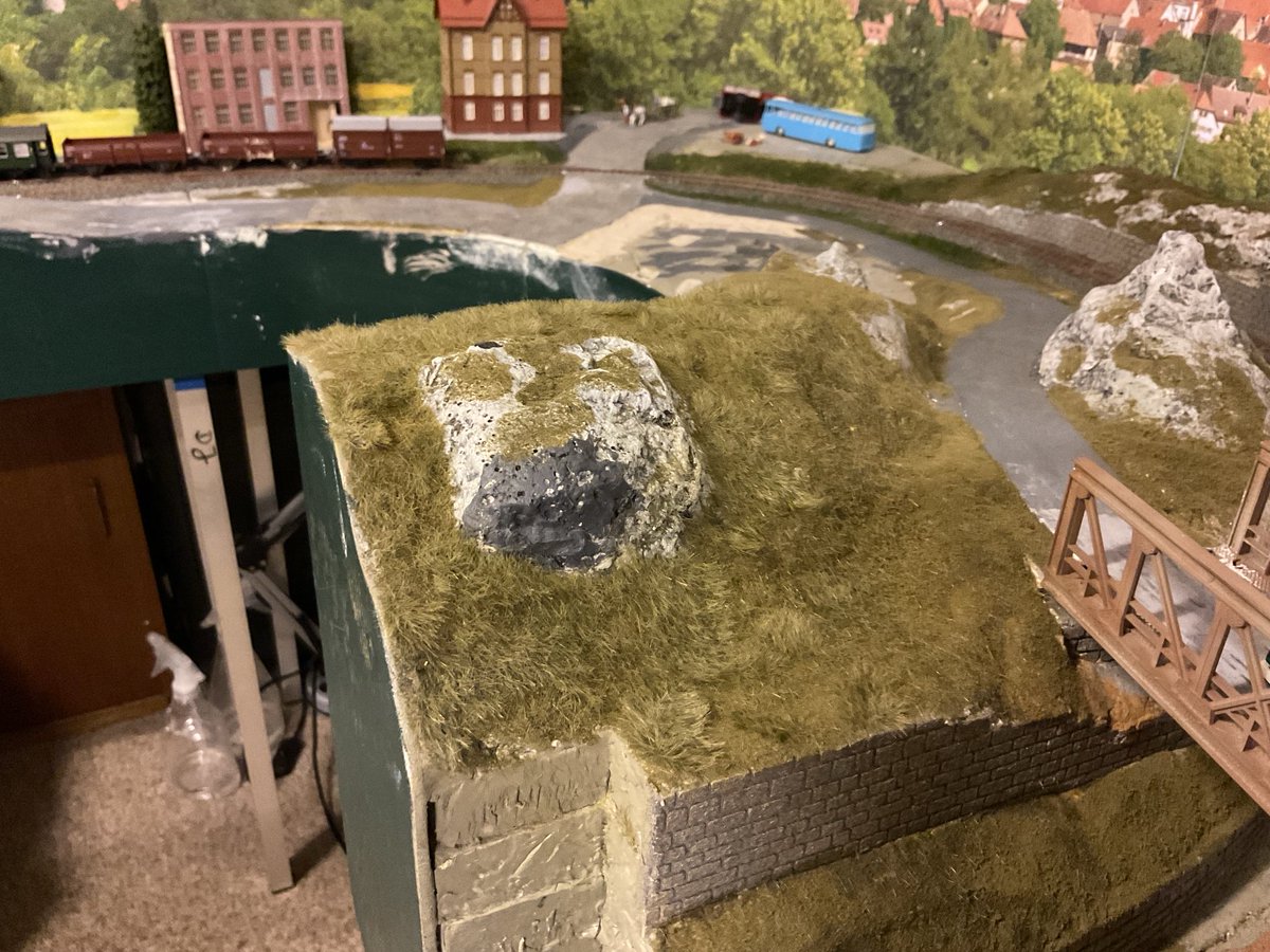 Nun bin ich auch noch mit dem elektrostatischen #Begrasungsgerät über den Teil der Anlage gegangen. Sieht doch schon ganz hübsch aus! Auch wenn es eigentlich immer noch nur der Grundbegrünung entspricht. Aber weiter gehen meine Ziele bei der #Kinderanlage momentan auch gar nicht.