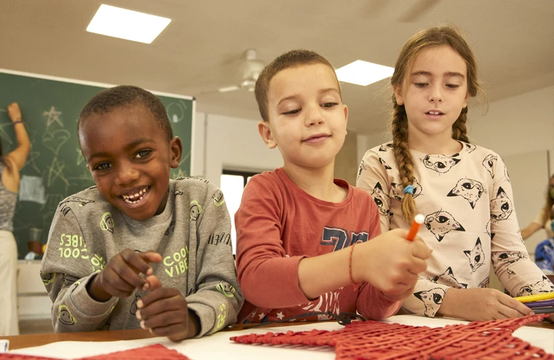 FundlaCaixa's tweet photo. Esta semana, en @CaixaForum Madrid, más de 100 profesionales del ámbito social y educativo debatieron sobre cómo romper el ciclo de la pobreza infantil en la jornada anual de la convocatoria +Infancia, cofinanciada por la Unión Europea y con la que apoyamos proyectos socioeducativos centrados en potenciar y fortalecer las oportunidades de niños y niñas de entornos desfavorecidos. ¿La clave? la educación. 👉https://t.co/4XVQmo3RB2