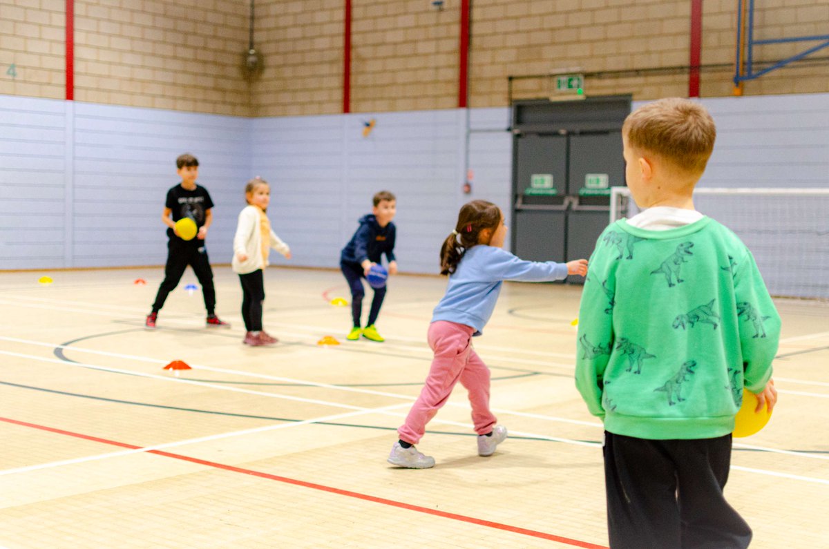 🎉 Get Active at Lodge Park Sports Centre, Corby! ⚽Looking for fun ways to stay fit with friends or family?
🏟️ Indoor 5-a-side &amp; Astro Turf football
🏓 Badminton, Table Tennis &amp; Short Tennis
🔗 Book now: northnorthants.gov.uk/holidayactivit…
#GetActive #FamilyFun