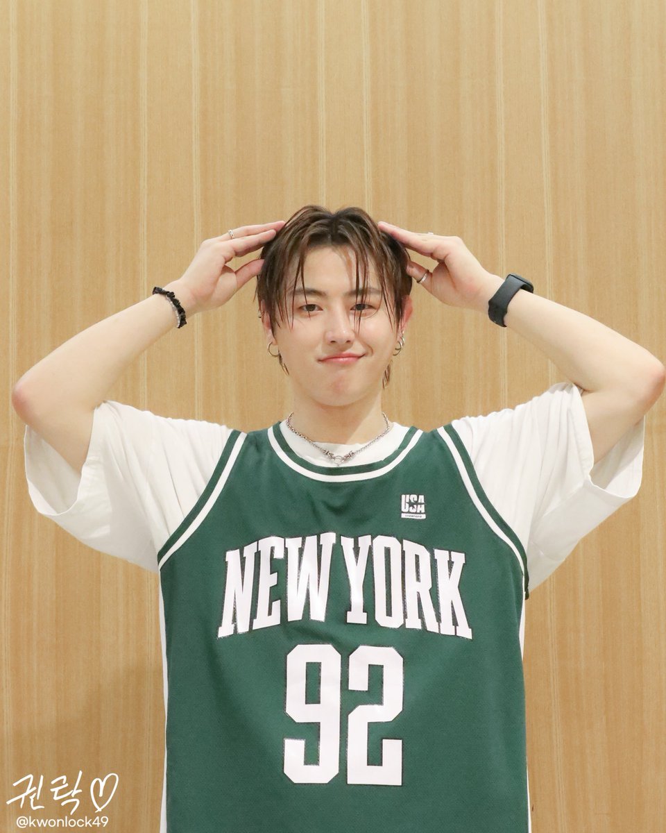 kwonlock49's tweet photo. 250702 드림하이 앵콜 퇴근길 

디큐브에 가나디 등장!🐶

#유권 #블락비 #블락비유권 #BLOCKB #UKWON #아트원컴퍼니 #드림하이 https://t.co/i06u2mI36f