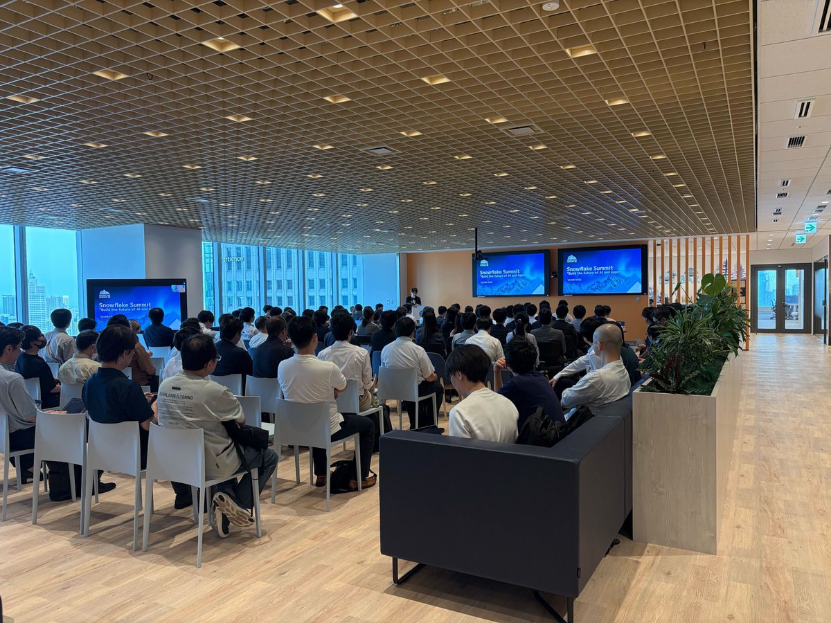 SnowflakeDB_jp's tweet image. 今日は金融ユーザー会で、Snowflake Summitで発表された内容を振り返るミートアップをやっているよ〜 

150人以上の参加者が来てくれていて、大盛り上がりだ〜 

Snowflakeの活用事例や注目技術について話すパネルディスカッションもやるよ、楽しみだね〜
